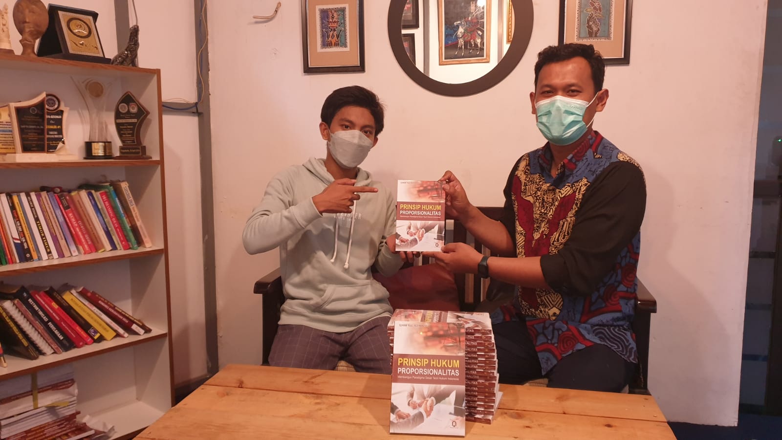Penyerahan Buku Oleh Ilham Yuli Isdiyanto Kepada Wakil Ketua KPS (Foto : Istimewa)